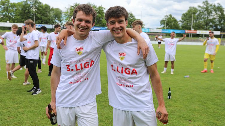 Jordan Meyer und Leo Münst feiern den U21-Aufstieg im Mai 2024